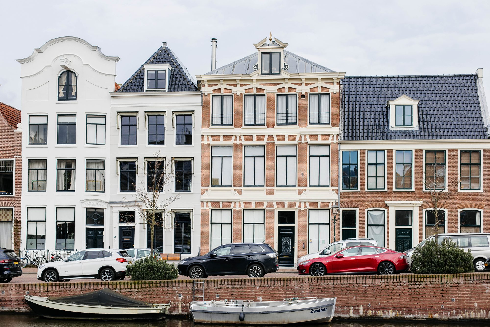 Adviseur met klant bij grachtenpand