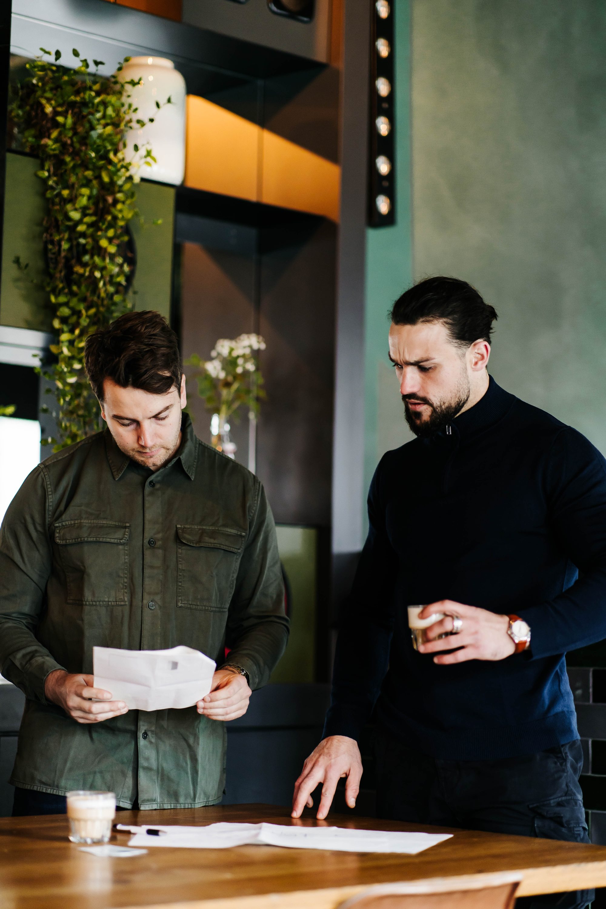 Adviseur en partner bekijken portefeuille op tablet