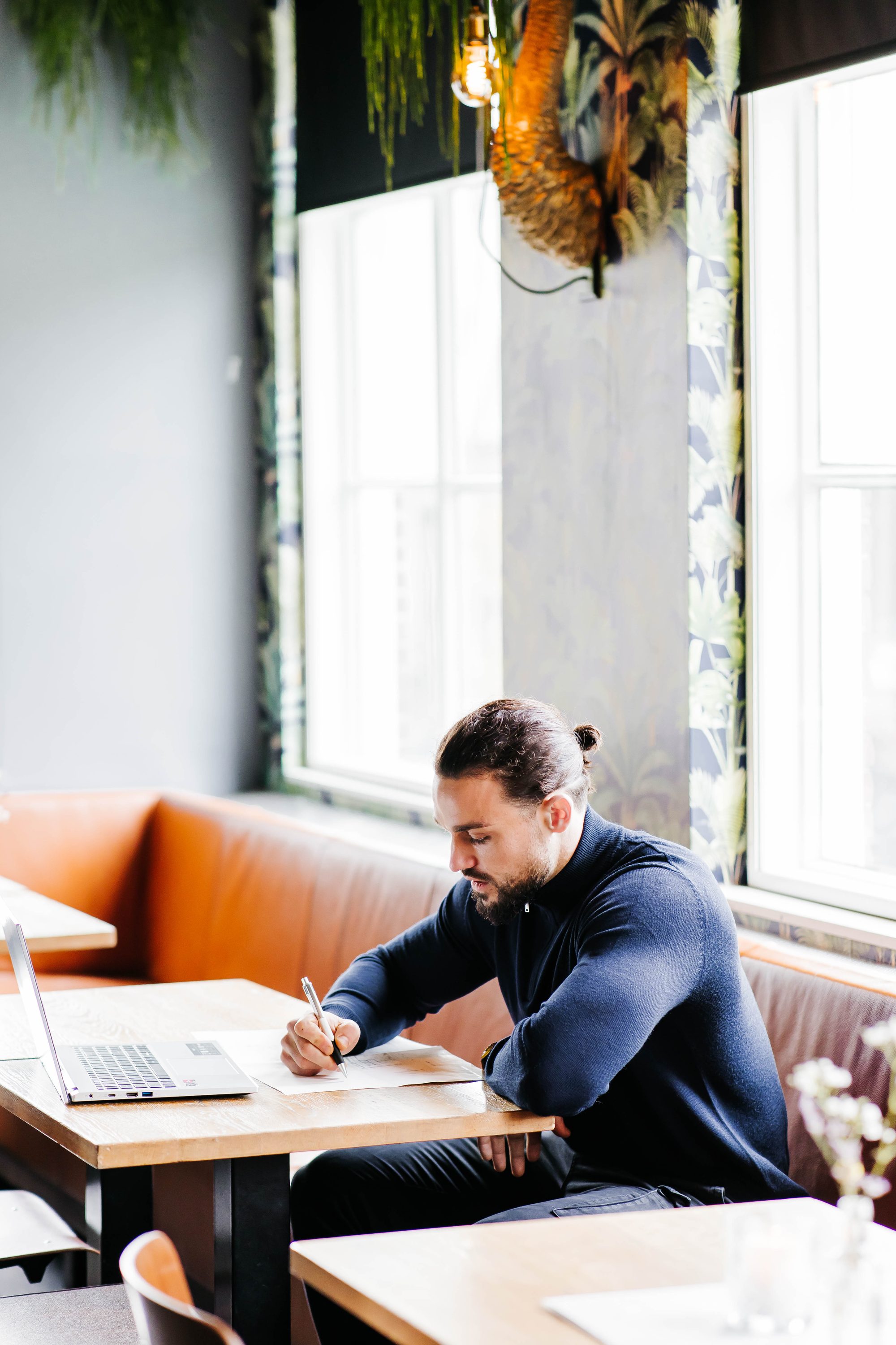 Adviseurs inspecteren portefeuille