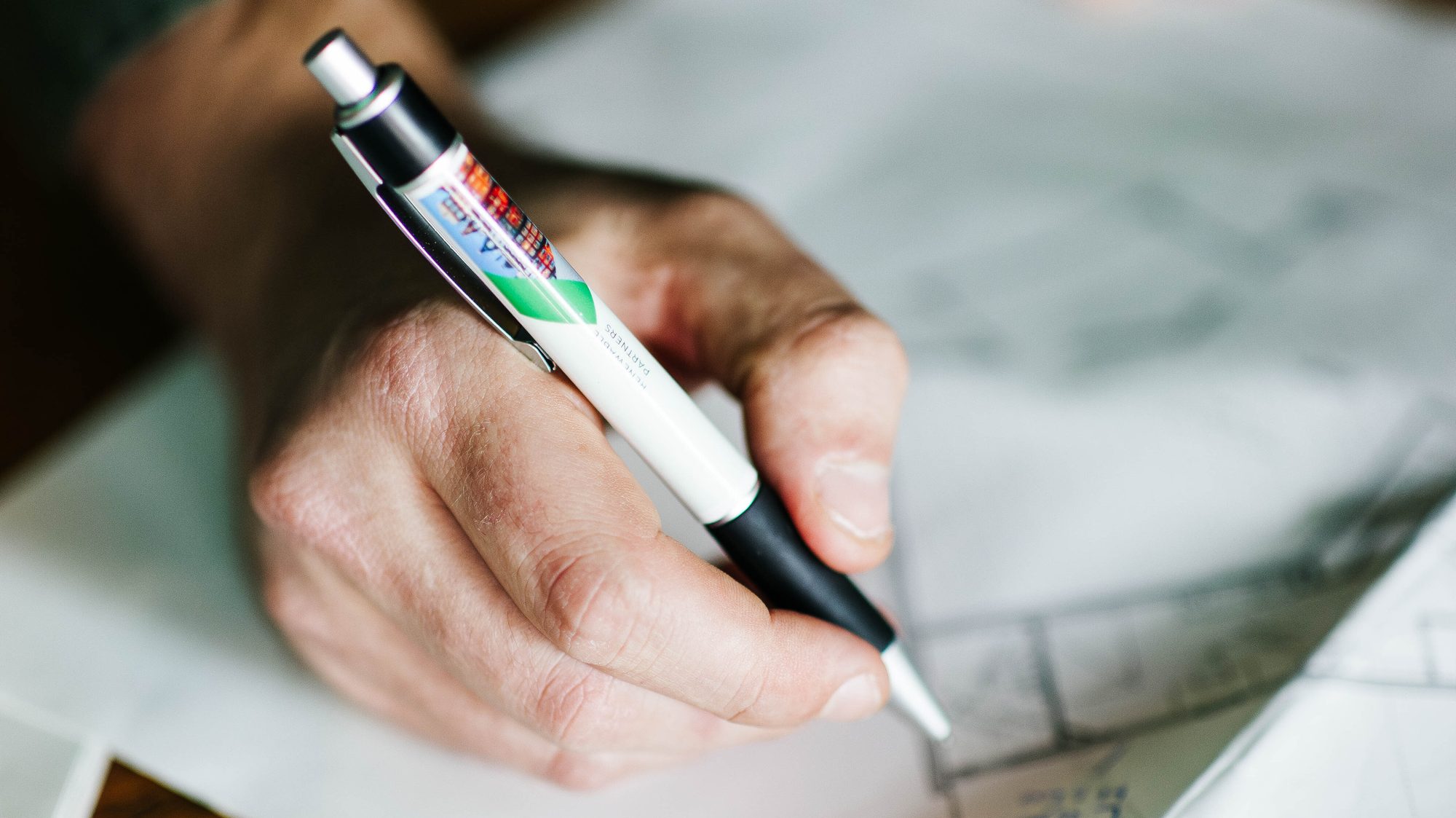 Adviseur in actie bij een monumentenpand