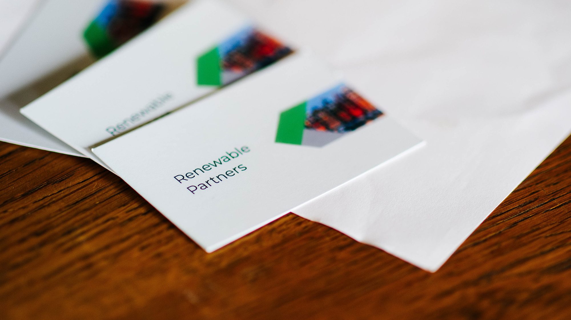 Adviseur bespreekt subsidie‑dossier met klant